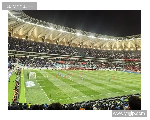 足球明星亲临球场展现风采与激情引发球迷热烈追捧