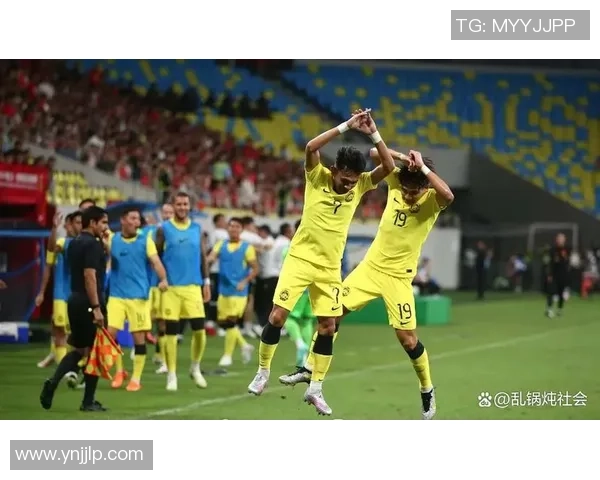 足球明星意外遭遇尴尬瞬间被扒裤子现场视频引发热议